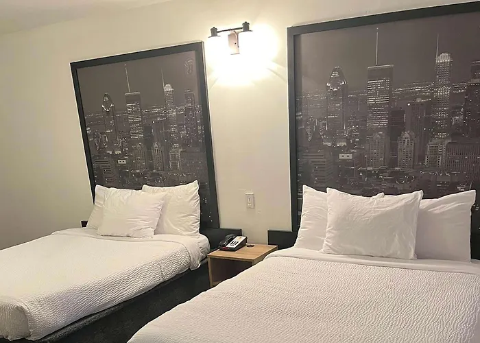 Super 8 By Wyndham Montreal Motel